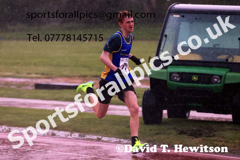 The Jimmy Hedley 800 metres on a very wet Wednesday evening, May 29th, NEGP 2, Monkton Stadium.  Photo: David T. Hewitson/Sports for All Pics